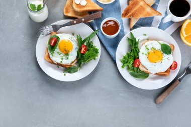 Gri arka planda geleneksel Amerikan kahvaltısı. Üst görünüm, düz görünüm, kopyalama alanı.