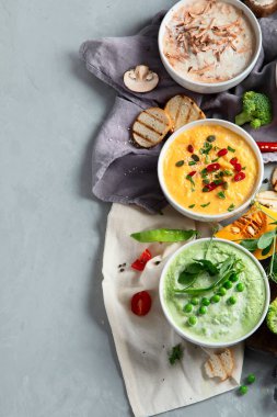 Sebze çorbası. Brokoli, yeşil bezelye, balkabağı, domates, mantar çorbası. Kopyalama alanı olan üst görünüm. Vejetaryen ve vejetaryen yüksek miktarda vitamin ve antioksidan yiyor. Sağlıklı gıda konsepti.