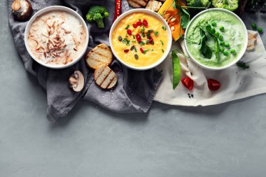 Sebze çorbası. Brokoli, yeşil bezelye, balkabağı, domates, mantar çorbası. Kopyalama alanı olan üst görünüm. Vejetaryen ve vejetaryen yüksek miktarda vitamin ve antioksidan yiyor. Sağlıklı gıda konsepti.