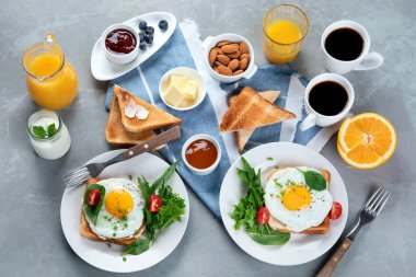 Gri arka planda geleneksel kahvaltı. Üst manzara, düz uzanma.