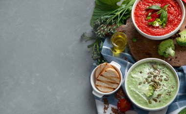 Sebze çorbası. Brokoli, yeşil bezelye, balkabağı, domates, mantar çorbası. Kopyalama alanı olan üst görünüm. Vejetaryen ve vejetaryen yüksek miktarda vitamin ve antioksidan yiyor. Sağlıklı gıda konsepti.