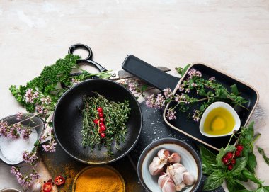 Çeşitli otlar ve baharatlar. Üst görünüm, kopyalama alanı olan düz uzanma