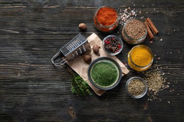 Kırsal ahşap arka planda yemek pişirmek için çeşitli baharatlar. Kopyalama alanı olan üst görünüm