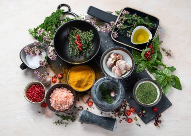 Çeşitli otlar ve baharatlar. Üst manzara, düz uzanma 