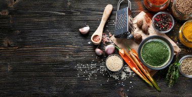 Kırsal ahşap arka planda yemek pişirmek için çeşitli baharatlar. Kopyalama alanı olan üst görünüm. Panorama, bayrak