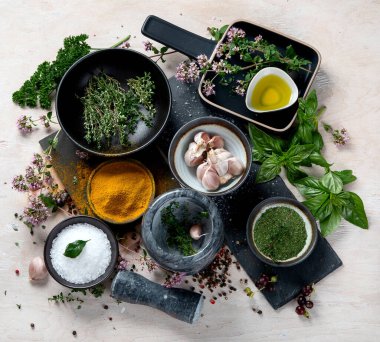 Çeşitli otlar ve baharatlar. Üst görünüm, kopyalama alanı olan düz uzanma