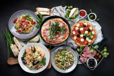 Koyu arka planda İtalyan yemekleri makarna, pizza, üst manzara., 