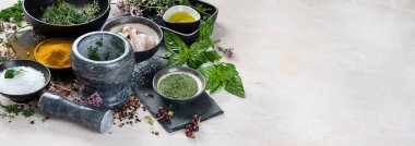 Çeşitli otlar ve baharatlar. Panorama, kopyalama alanı olan pankart