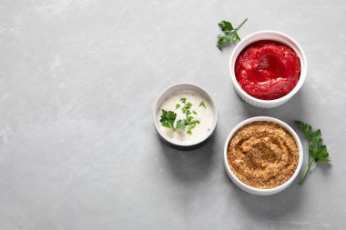 Gri arka planda çeşitli soslar var. Kopyalama alanı olan üst görünüm