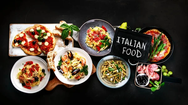 Italienisches Essen Auf Dunklem Hintergrund Mit Pasta Pizza Draufsicht — Stockfoto