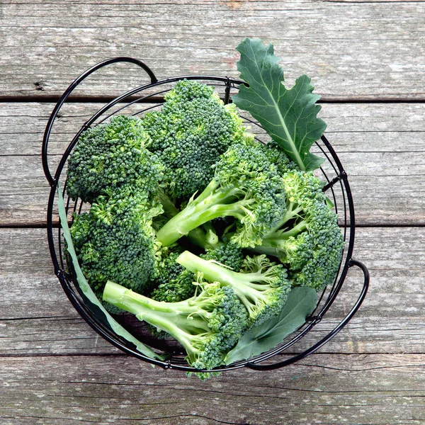 Tahta Kırsal Masada Çiğ Karnabahar Brokoli Lezzetli Taze Sebzeler Sağlıklı — Stok fotoğraf