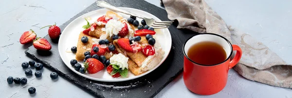 Deliciosas Crepas Tradicionales Con Crema Batida Fresas Frescas Sobre Fondo —  Fotos de Stock