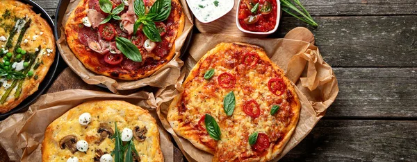Verschiedene Arten Italienischer Pizza Auf Rustikalem Holztisch Draufsicht Große Komposition — Stockfoto