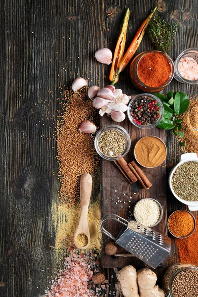 Diverse Specerijen Rustieke Houten Ondergrond Koken Bovenaanzicht Met Kopieerruimte — Stockfoto