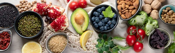 白い木製の背景に健康的な食品の選択 新鮮な果物 スーパーフードは野菜です 抗酸化物質 ビタミン ミネラル 繊維が高い トップビュー パノラマ — ストック写真