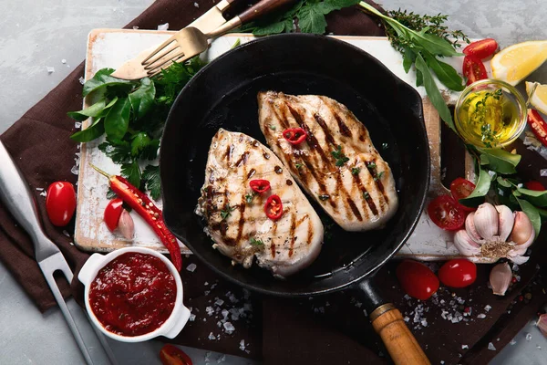 Gegrillte Hühnerbrust Und Serviert Auf Pfanne Teller Mit Soßen Gemüse — Stockfoto