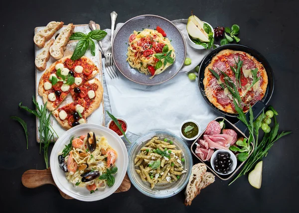 Koyu Arkaplanda Talyan Yemekleri Makarna Pizza Üst Manzara Fotokopi Alanı — Stok fotoğraf