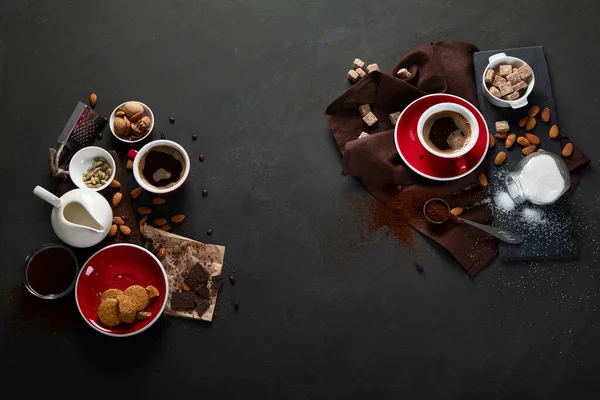 Red Coffee Cup Beans Dark Table Top View Copy Space — Stock Photo, Image
