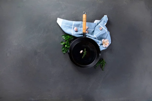 Сковорода Соусами Овощи Сером Фоне Копирайтом — стоковое фото