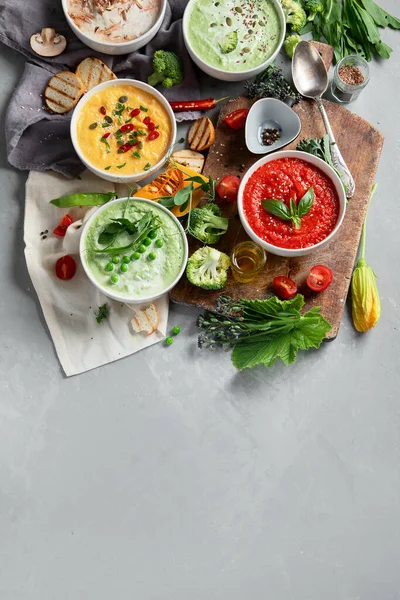 브로콜리 완두콩 토마토 공간의 채식과 채식을 사람들은 비타민과 방지제를 건강에 — 스톡 사진