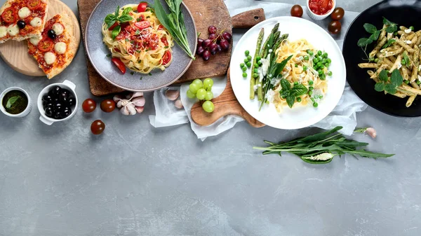 Variedad Pasta Vegana Preparada Casa Pizza Aperitivos Sobre Fondo Gris — Foto de Stock