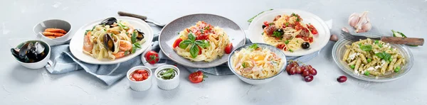 Plăci Paste Diferite Tipuri Sosuri Vedere Sus Conceptul Alimentar Italian — Fotografie, imagine de stoc