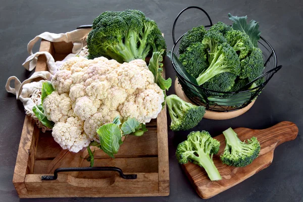 Raw Cauliflower Broccoli Wooden Box Gray Background Delicious Fresh Vegetables — Stock Photo, Image