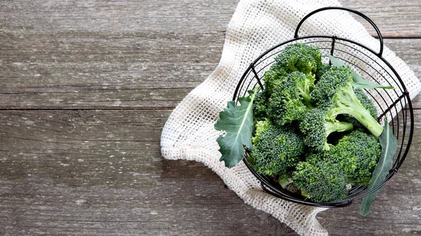 Rauwe Bloemkool Broccoli Houten Rustieke Tafel Heerlijke Verse Groenten Het — Stockfoto