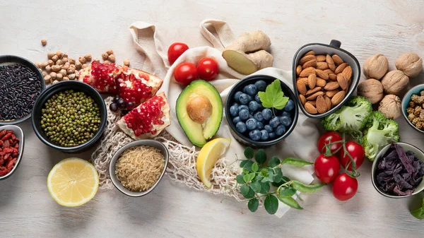 Gesunde Nahrungsmittelauswahl Auf Weißem Holzgrund Frisches Obst Superfoods Und Gemüse — Stockfoto