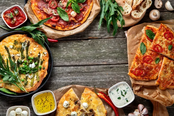Verschiedene Arten Italienischer Pizza Auf Rustikalem Holztisch Draufsicht Große Komposition — Stockfoto