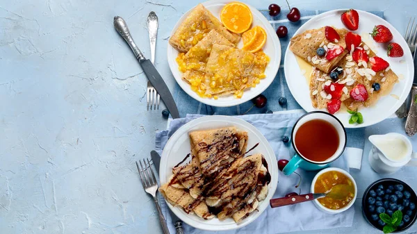 Verschiedene Frische Crêpes Mit Marmelade Früchten Und Beeren Auf Grauem — Stockfoto