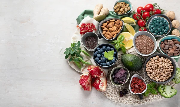 Gesunde Nahrungsmittelauswahl Auf Weißem Holzgrund Frisches Obst Superfoods Und Gemüse — Stockfoto