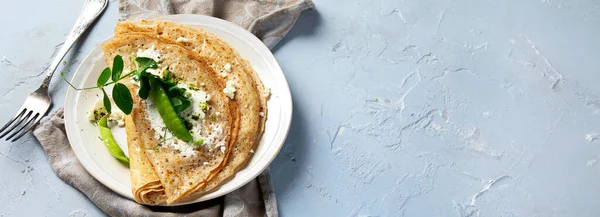 Smakelijk Crêpe Niet Zoete Crêpes Met Pesto Riccota Grijze Achtergrond — Stockfoto