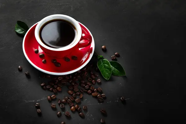 Rode Koffiekop Bonen Donkere Tafel Bovenaanzicht Met Kopieerruimte — Stockfoto
