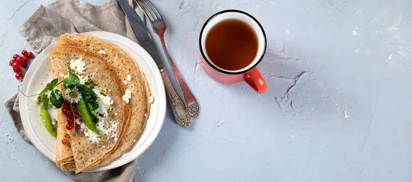 甘みのないクレープを食欲をそそる グレーの背景にペストとリコッタと おいしいクレープ 薄いパンケーキ おいしい朝食 トップビュー コピースペース バナー パノラマとフラットレイアウト — ストック写真