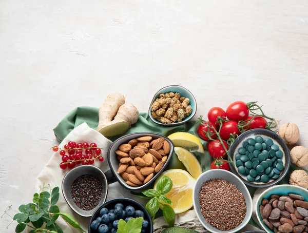 Seleção Alimentos Saudáveis Fundo Madeira Branca Frutas Frescas Superalimentos Vegatables — Fotografia de Stock
