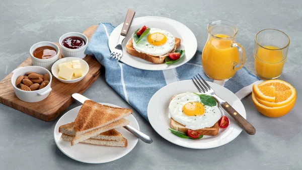 Traditionelles Amerikanisches Frühstück Auf Grauem Hintergrund — Stockfoto