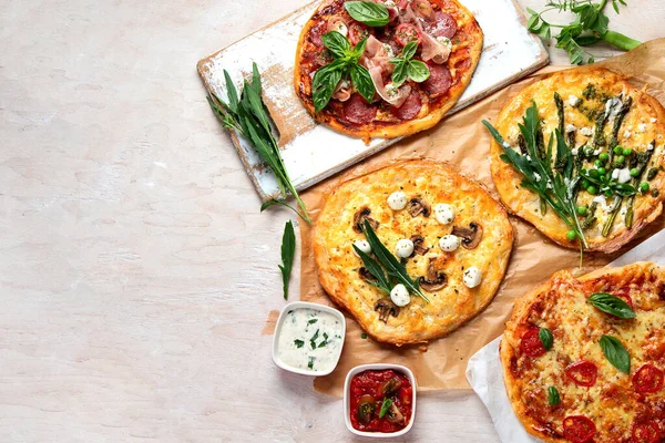 Diferite Tipuri Pizza Italiană Masă Rustică Din Lemn Vedere Sus — Fotografie, imagine de stoc