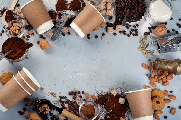 Fotokopi alanı olan kahve arka planı. Üst manzara, düz uzanma