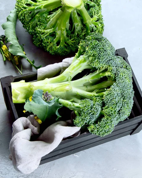 Gri Arka Planda Tahta Bir Kutuda Çiğ Brokoli Lezzetli Taze — Stok fotoğraf