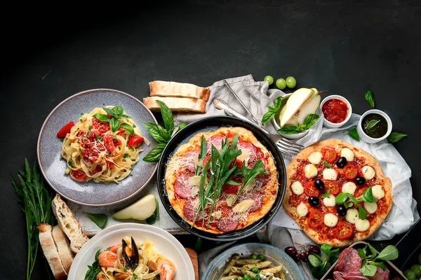 Italiaans Eten Donkere Achtergrond Met Pasta Pizza Bovenaanzicht Kopieerruimte — Stockfoto