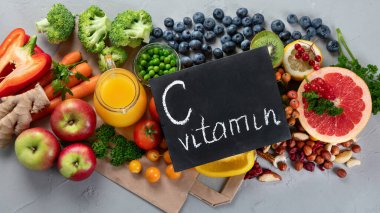 C vitamini açısından zengin gıdalar. Antioksidan, lif ve karbonhidrat açısından zengin gıdalar. Bağışıklık sistemini ve beyni güçlendirir; kolesterolü dengeler; sağlıklı kalbi teşvik eder. Üst görünüm, alanı kopyala, karatahta ile 