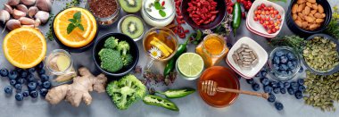 Bağışıklık uyarıcısı ve virüs koruması için sağlıklı ürünler. Soğuk algınlığı ve grip ilacı. Panorama, bayrak