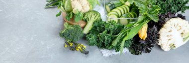 Gri arka planda taze çiftlik lahanası, sebze ve lahana çeşitleri. Sağlıklı gıda kavramı. Üst manzara, fotokopi alanı olan düz bir yer. Panorama, banne