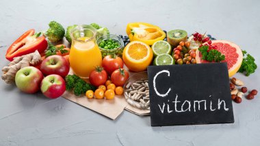 C vitamini içeren yiyecekler antioksidan, lif ve karbonhidrat içerir. Bağışıklık sistemini ve beyni güçlendirir; kolesterolü dengeler; sağlıklı kalbi teşvik eder. Kara tahtayla. 