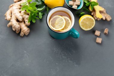 Sağlıklı çay ve limonlu zencefil kökü. Üst görünüm, alanı kopyala