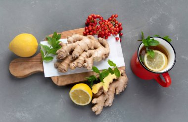 Sağlıklı çay ve limonlu zencefil kökü. Üst görünüm, alanı kopyala