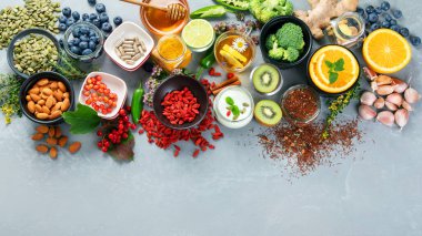 Bağışıklık uyarıcısı ve virüs koruması için sağlıklı ürünler. Soğuk algınlığı ve grip ilacı. Üst görünüm, alanı kopyala.