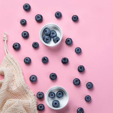 Pembe arka planda taze yaban mersini. Mevsimlik meyve. Üst Görünüm, Kopyalama