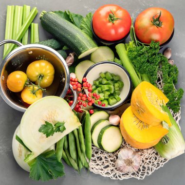 Bitkilerle birlikte yaz sebzeleri. Sağlıklı yiyecekler temiz yiyecekler. Üst görünüm